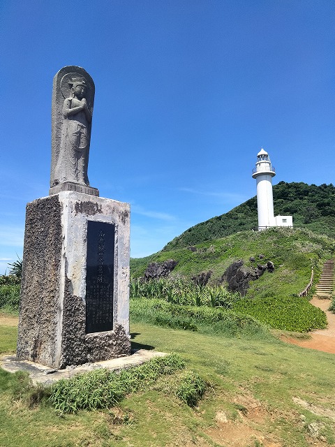 灯台と菩薩像